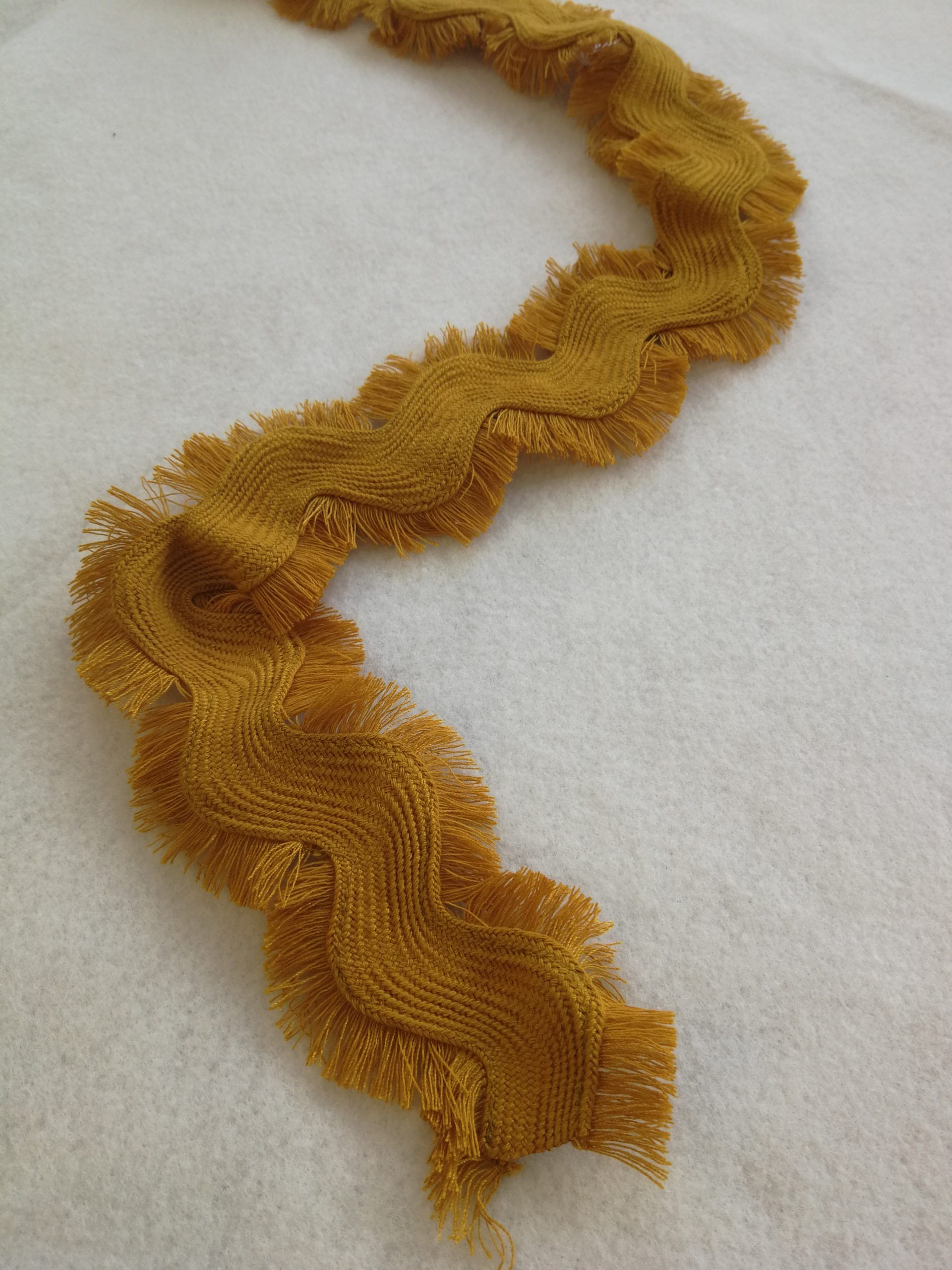 Serpentine frangée moutarde matte – Image 2