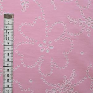 Voile de coton brodé rose