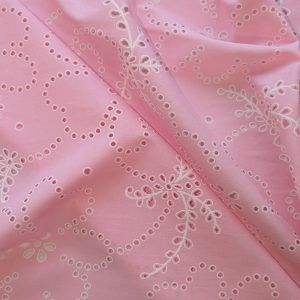 Voile de coton brodé rose