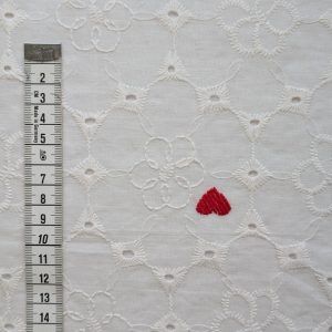 Voile de coton brodé blanc à cœur rouge