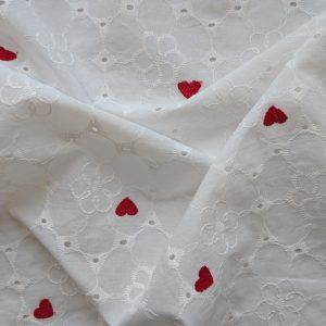 Voile de coton brodé blanc à cœur rouge