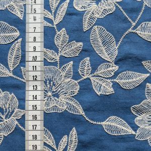Voile de Coton Bleu Brodé à Fleurs