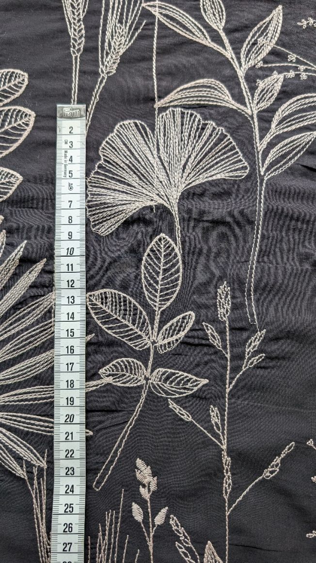 Voile de Coton Noir Brodé Beige – Image 2