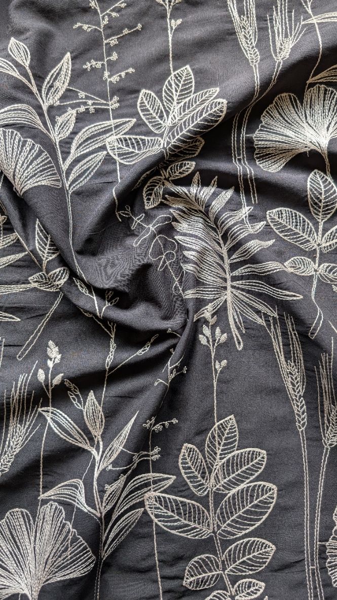 Voile de coton noir avec broderie beige, idéal pour vêtements et créations élégantes