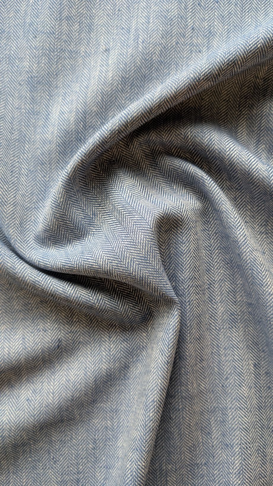 Tissu bleu Denim lin coton motif chevron, idéal pour vêtements et créations structurées