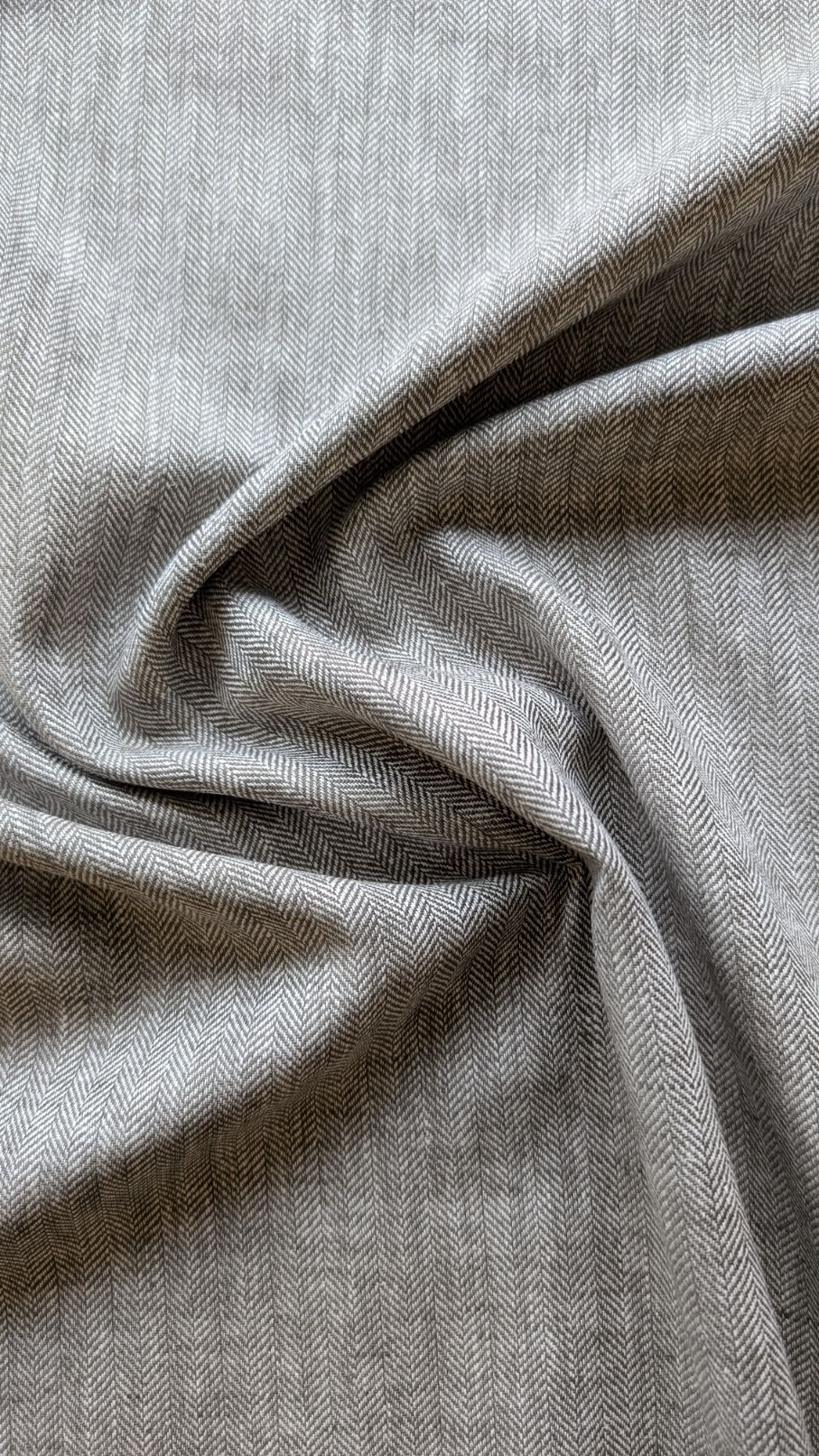 Tissu kaki lin coton motif chevron, idéal pour vêtements et créations structurées