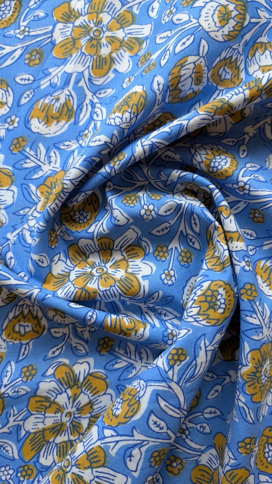 Tissu coton indien bleu motif fleurs blanches moutarde et bleu, 100% coton