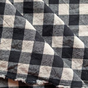 Toile de coton tissé teint noir et beige à carreaux