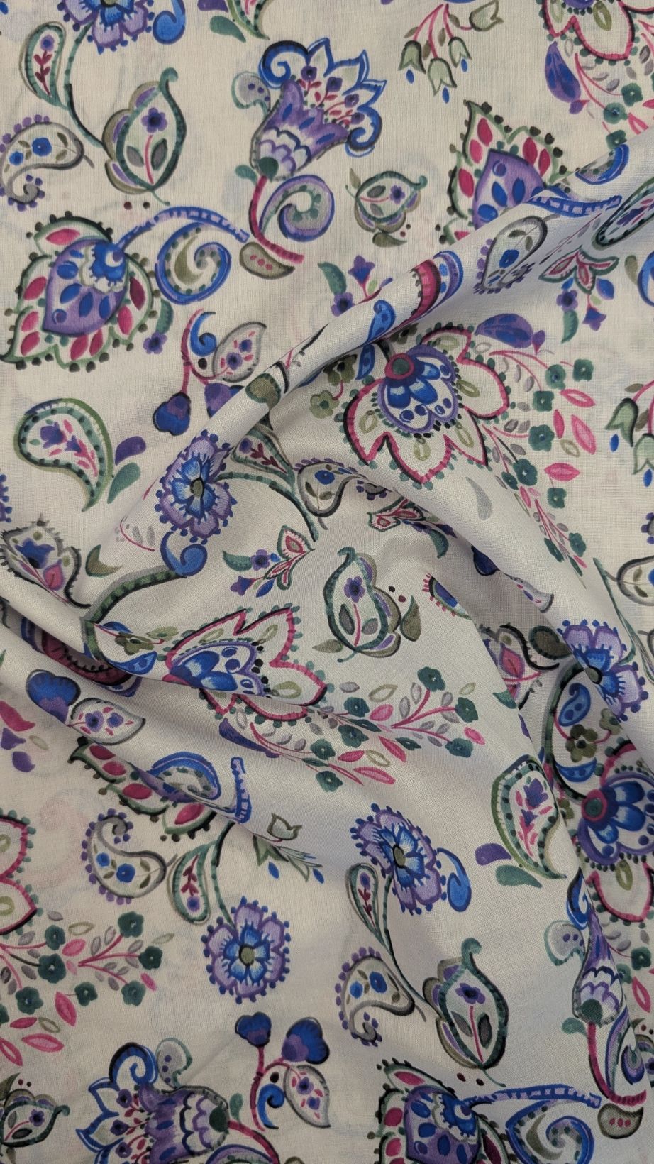 Tissu voile de coton blanc impression digitale cachemire violet