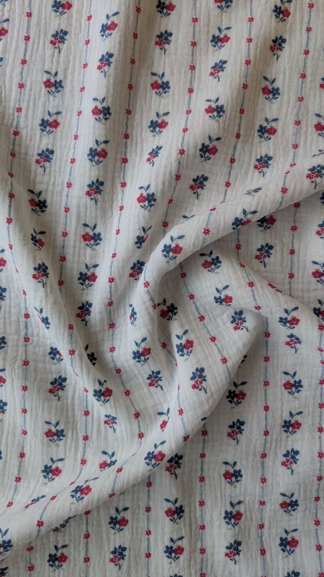 Tissu double gaze fleurs bleu et rouge