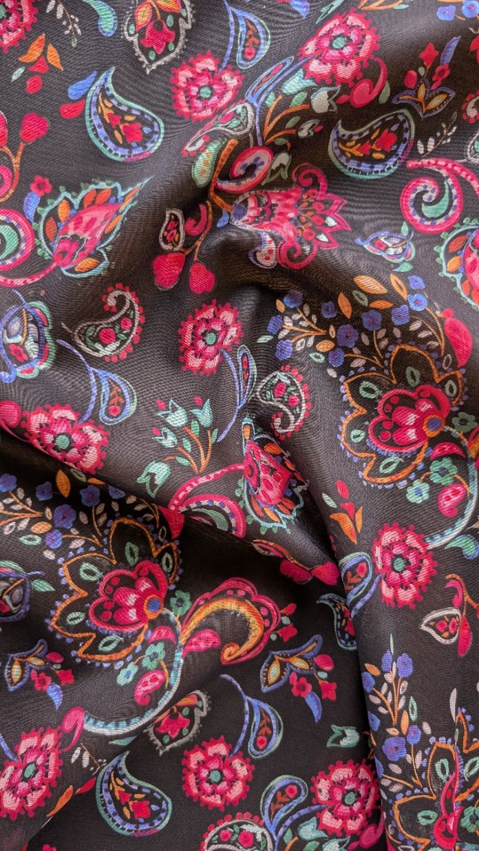 Tissu voile de coton noir cachemire rose impression digitale