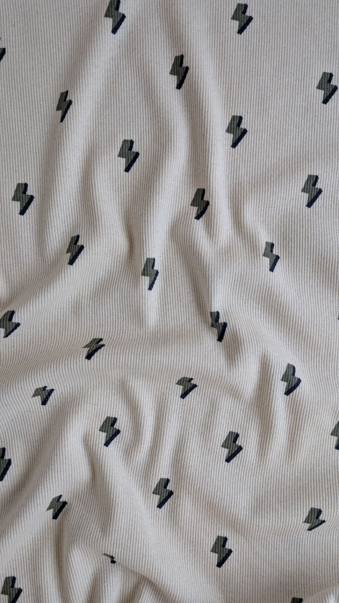 Tissu jersey côtelé écru motif éclairs bio